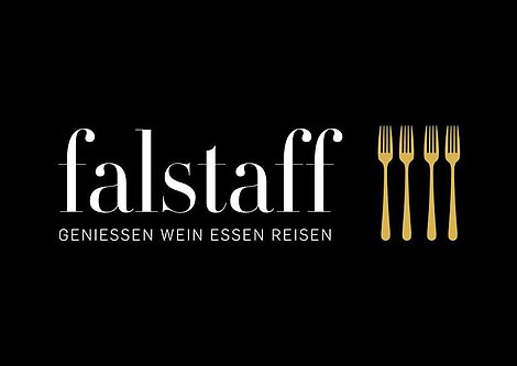 Falstaff-Logo mit Text Genießen Wein Essen Reisen und vier goldenen Gabeln auf schwarzem Hintergrund