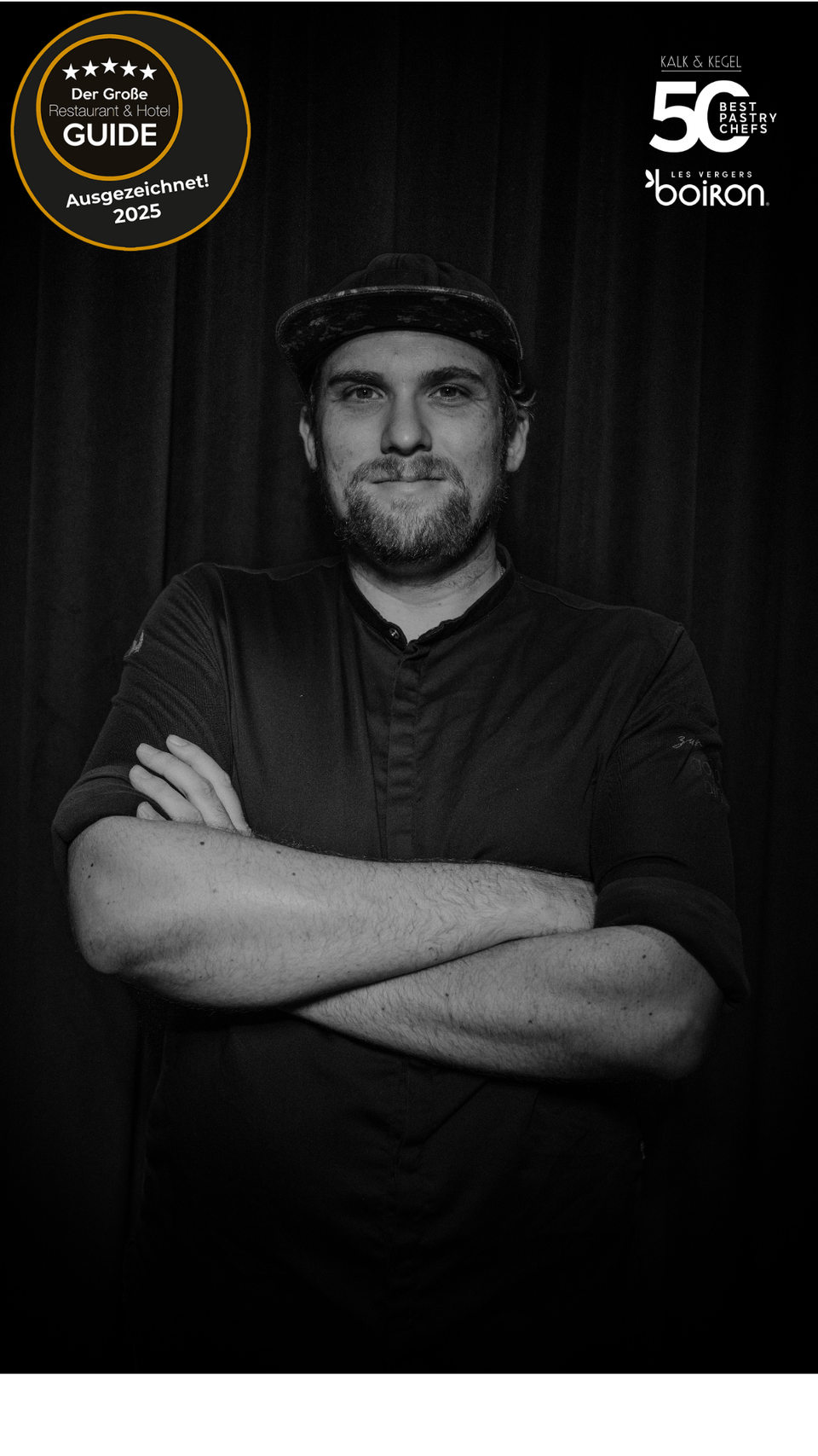 Konditor in schwarzer Uniform mit verschränkten Armen, ausgezeichnet als Bester Patissier 2025